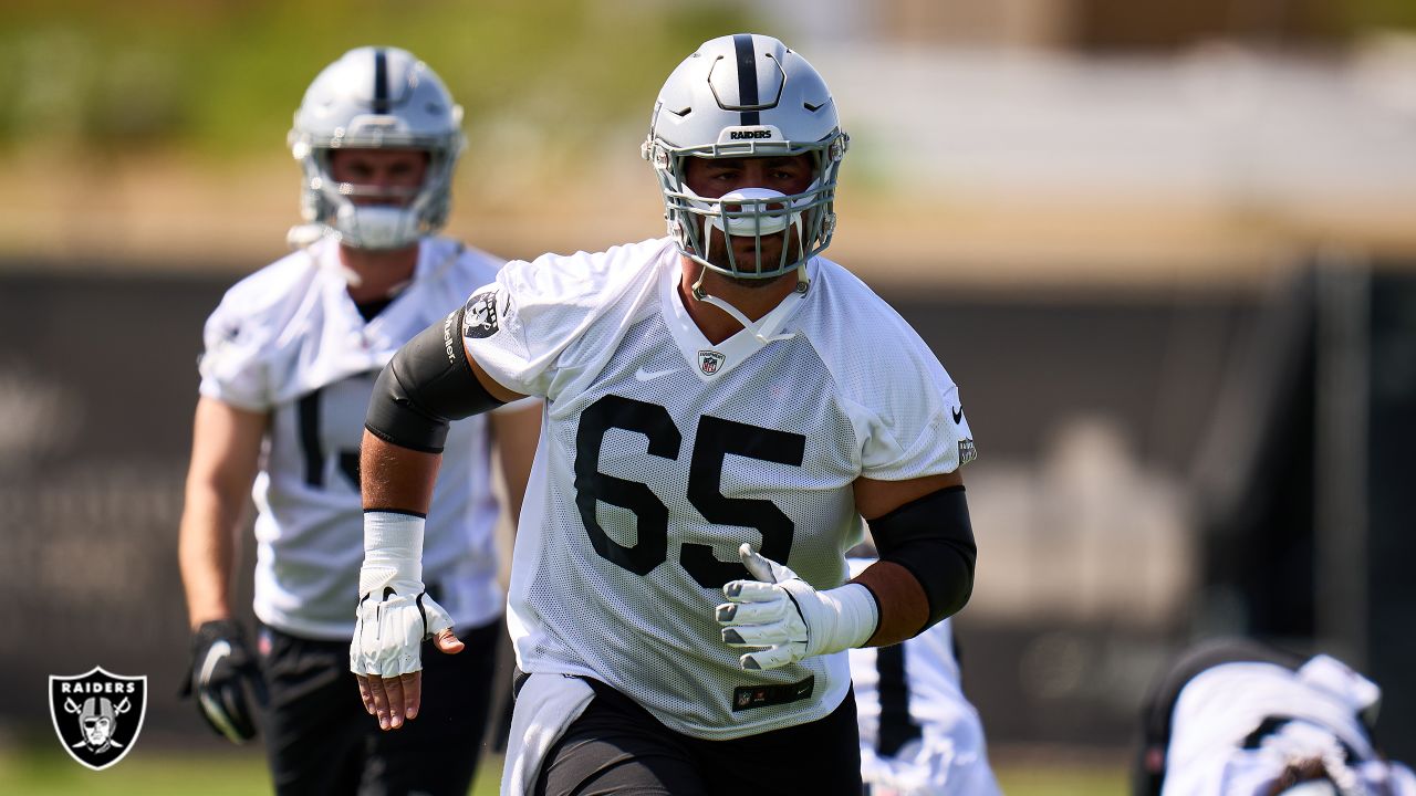 Las Vegas Raiders on X: Back in the trenches. We have re-signed C Hroniss  Grasu »   / X