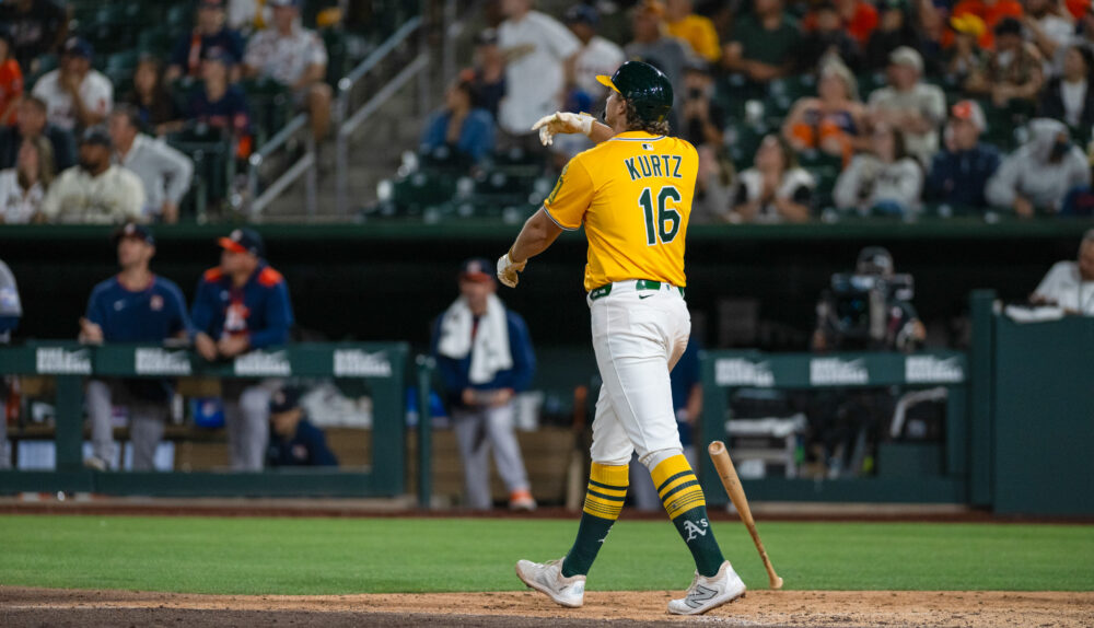 Nick Kurtz hits a walk off home run